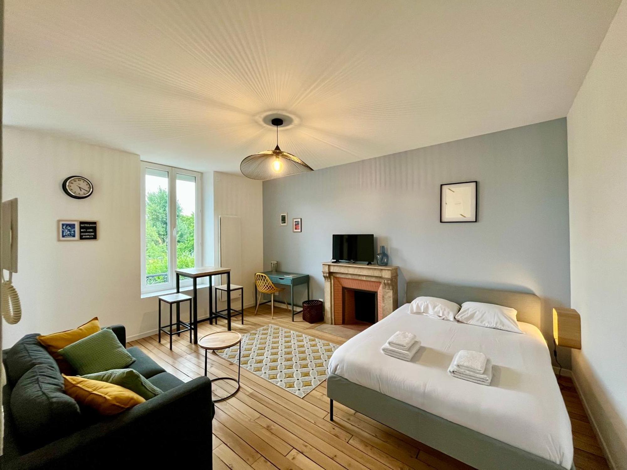 Suite Clovis 6 Reims Bagian luar foto
